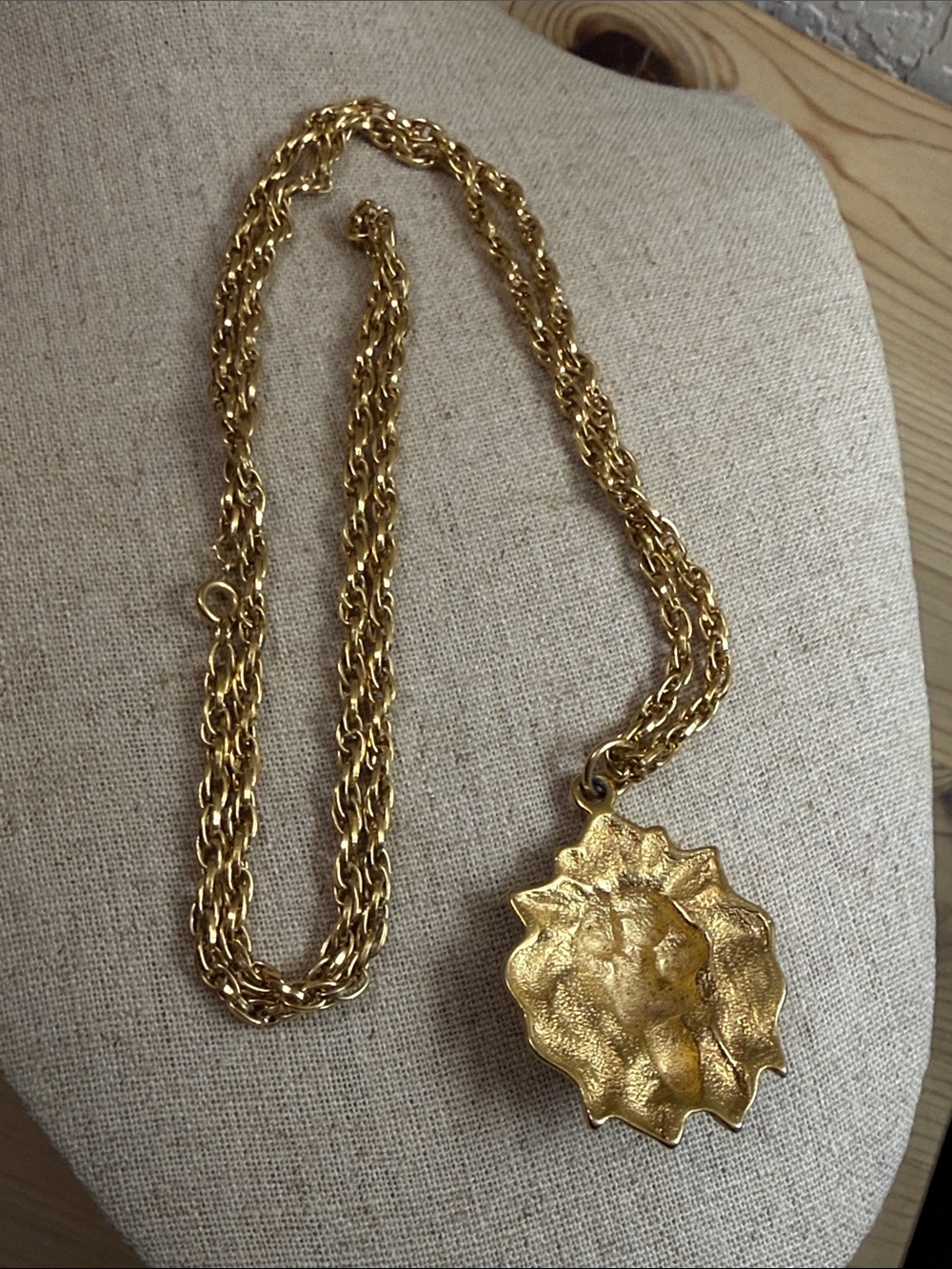 Fashion Jewelry Gold Lion Head Pendant Necklace - Picture 3 of 3